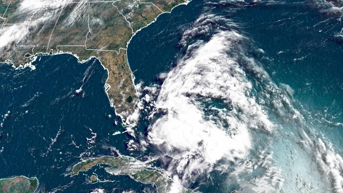 K Floridě se blíží hurikán Isaias, úřady zavřely testovací místa